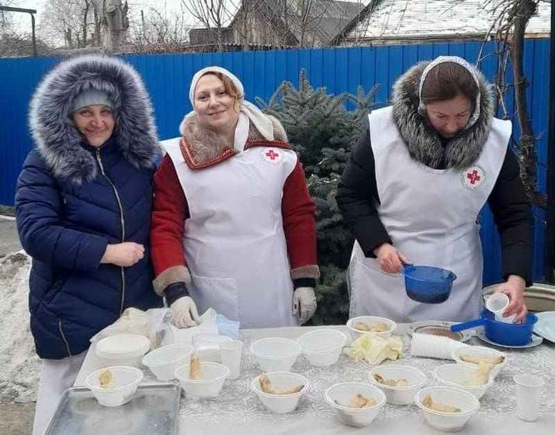 Блины и чай от сестер милосердия: добрая традиция в Прощеное воскресенье в поселке Каменоломни