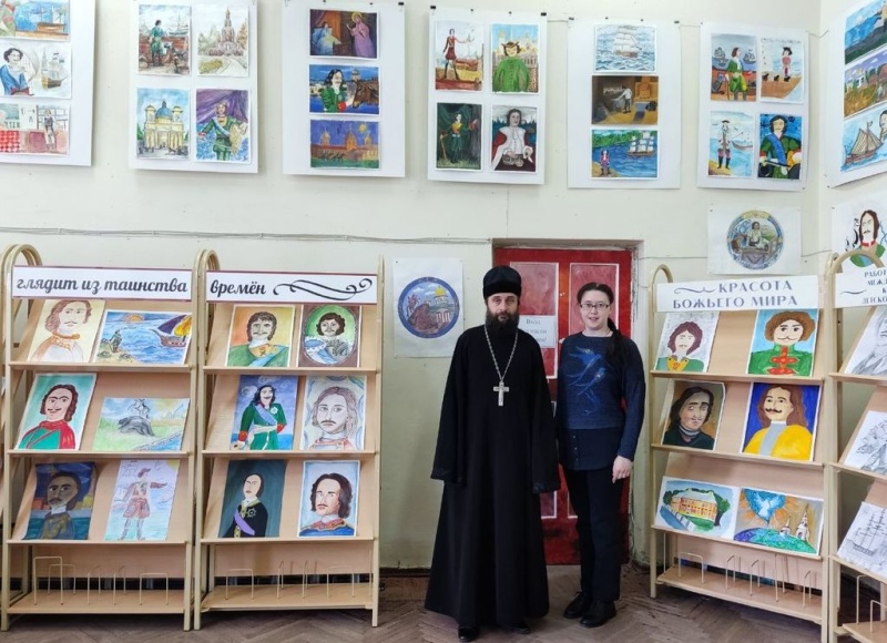 Протоиерей Сергий Яценко посетил выставку работ юных художников в г. Шахты