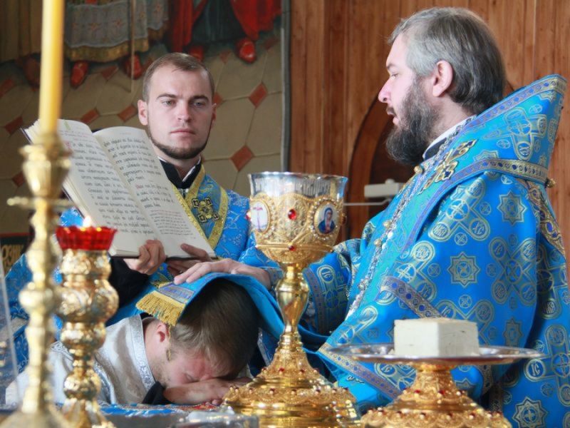 Епископ Симон за Божественной литургией в Покровском кафедральном соборе г. Шахты совершил первую дьяконскую хиротонию