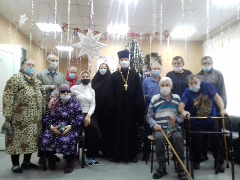 В святые дни Рождества протоиерей Роман Мясников посетил постояльцев дома престарелых п. Садовый и хосписа х. Красный