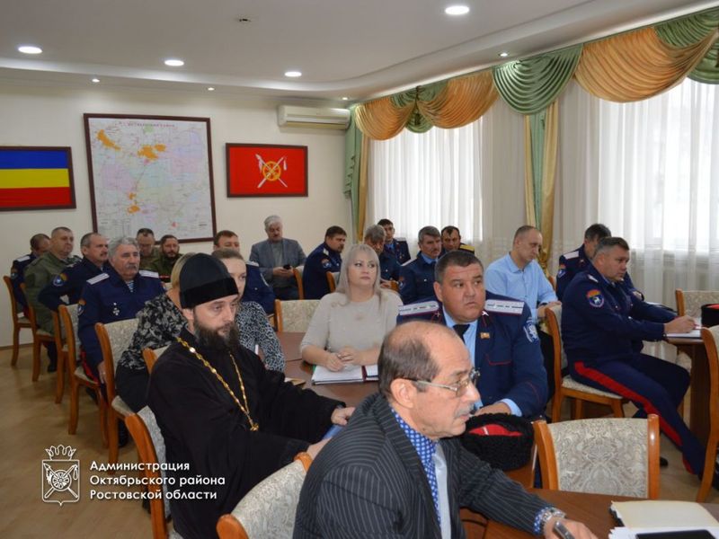 Под председательством главы Администрации Октябрьского района Людмилы Овчиевой в поселке Каменоломни состоялось заседание комиссии по делам казачества