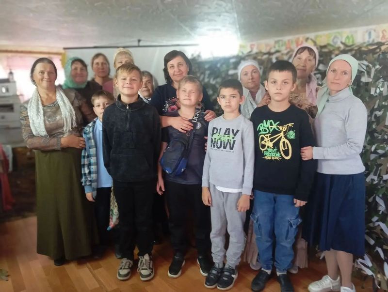 Юные добровольцы из воскресной школы «Благовест» продолжают плести маскировочные сети для защитников Отечества
