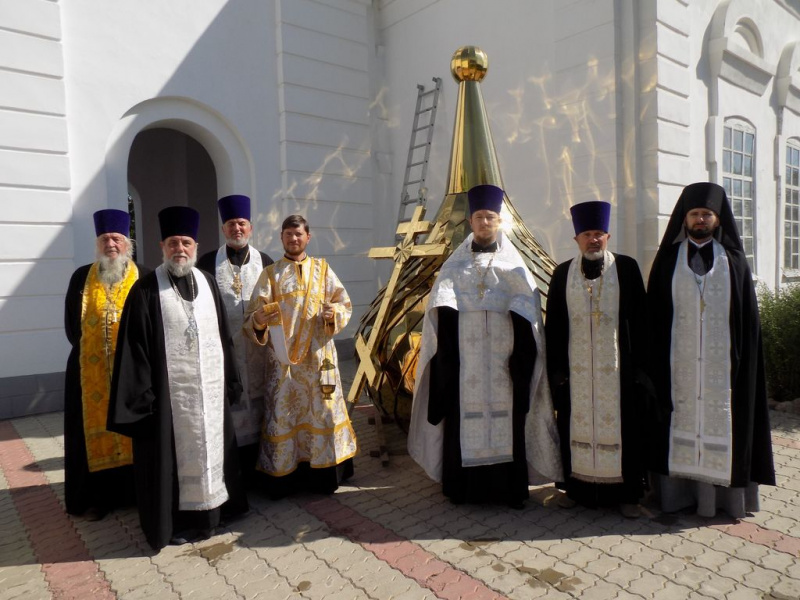 В станице Вешенской состоялось освящение купола и креста для надвратного храма в честь Донской иконы Божией Матери