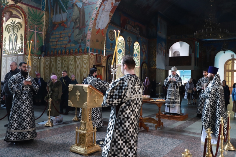 Епископ Шахтинский и Миллеровский Симон совершил Литургию Преждеосвященных Даров в Покровском кафедральном соборе города Шахты