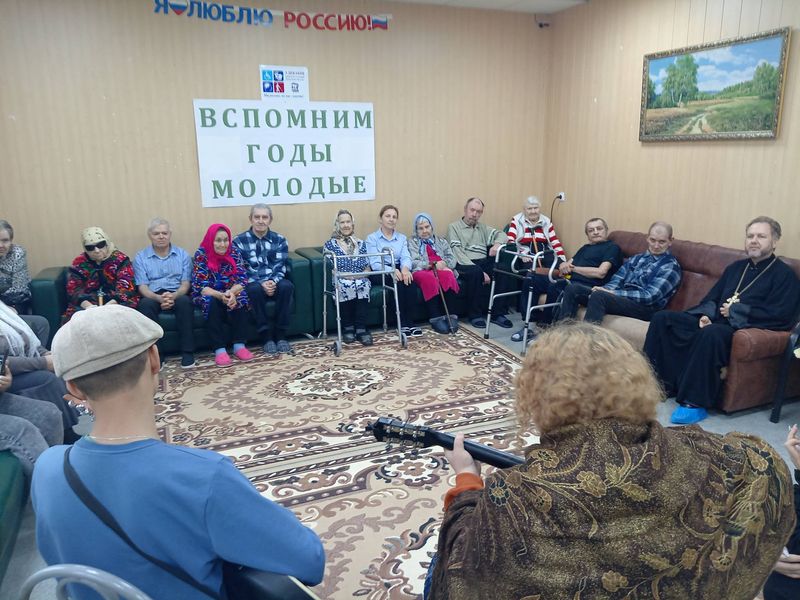 В Декаду инвалидов прихожане и школьники поздравили жителей дома престарелых поселка Садового