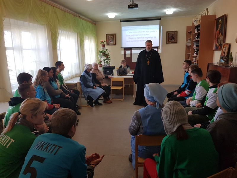 В рамках проекта Шахтинской епархии «Территория надежды» проведено лекционно-просветительское мероприятие для добровольцев, оказывающих помощь беженцам из Донбасса и Украины в гуманитарном центре г. Миллерово
