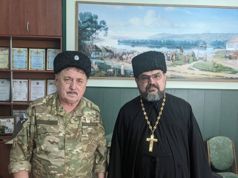 Наградную кубанку передали казаки штурмового отряда «Шторм» своему духовнику, протоиерею Василию Хадыкину