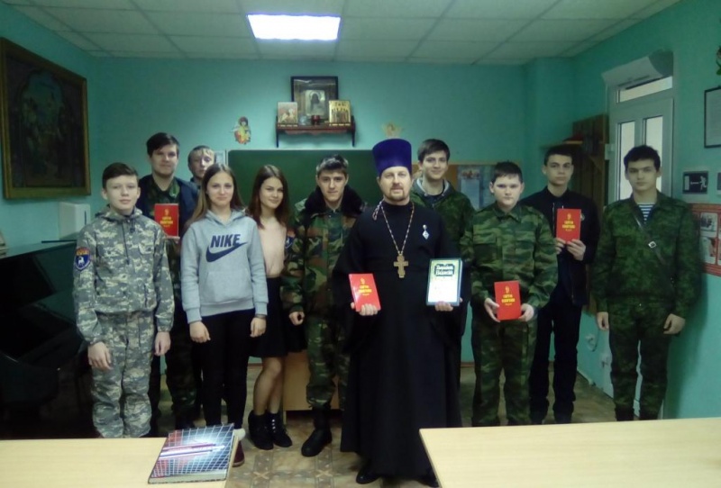 В рамках празднования Дня православной книги настоятель храма Покрова Пресвятой Богородицы г. Шахты протоиерей Михаил Борисенко провел беседу с казаками молодежной организации «Донцы»