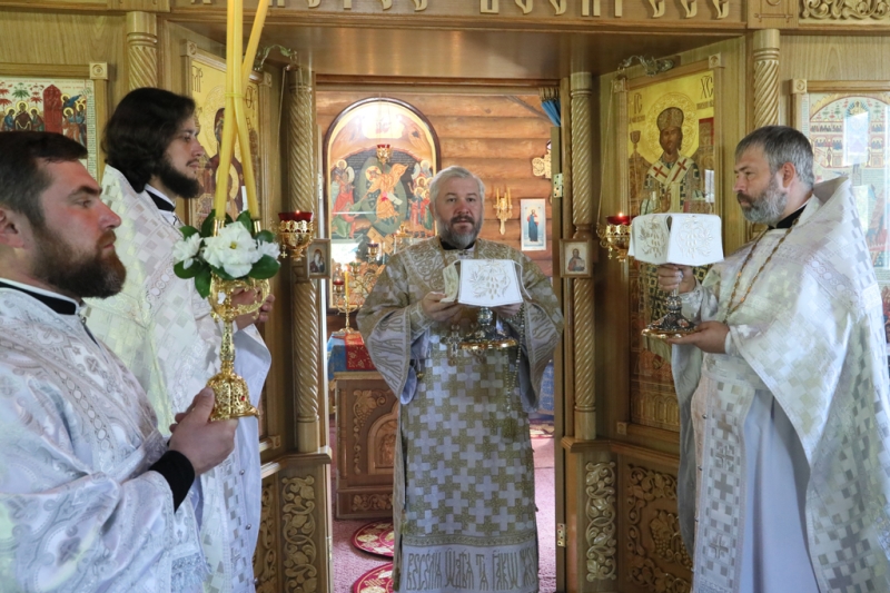 В праздник Преображения Господа Бога и Спаса нашего Иисуса Христа Преосвященнейший епископ Симон совершил Божественную литургию и диаконскую хиротонию в Одигитриевском храме пос. Таловый