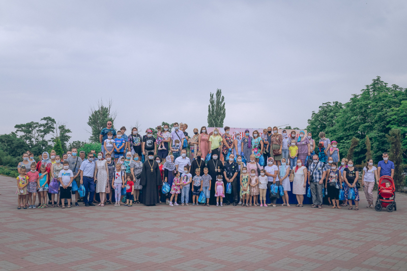 В День семьи любви и верности на Соборной площади города Шахты чествовали многодетные семьи