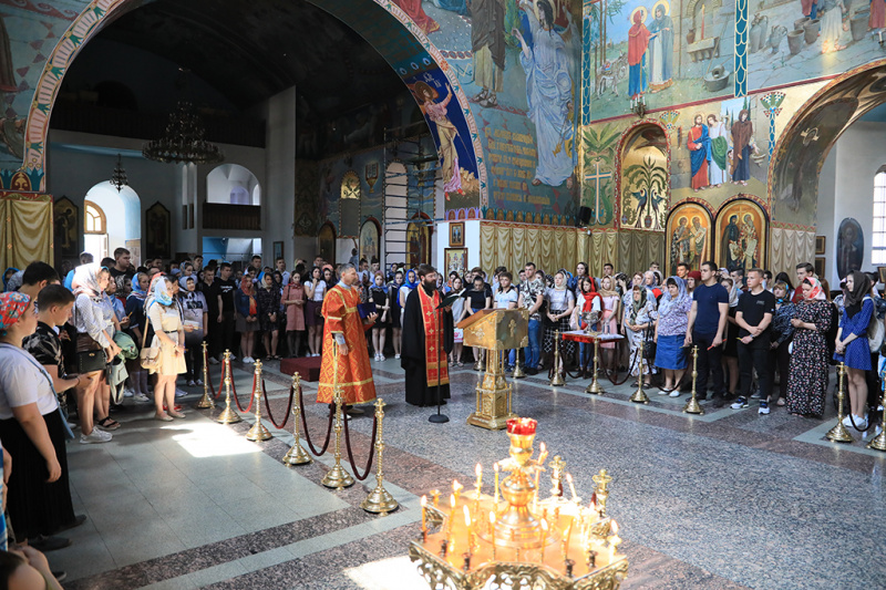 Выпускников школ города Шахты напутствовали в соборе Покрова Пресвятой Богородицы