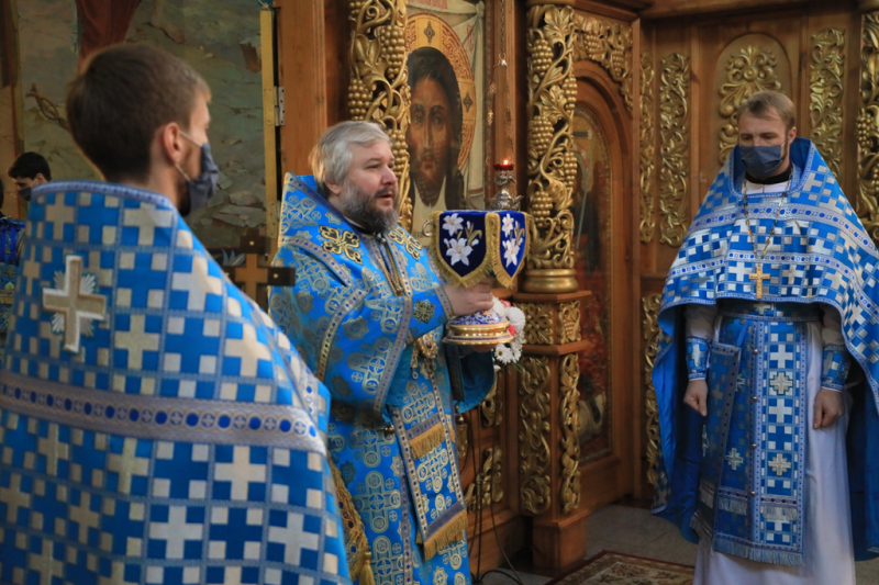 В день памяти образа Пресвятой Богородицы «Знамение» Преосвященнейший епископ Симон совершил Божественную литургию в Покровском кафедральном соборе г. Шахты