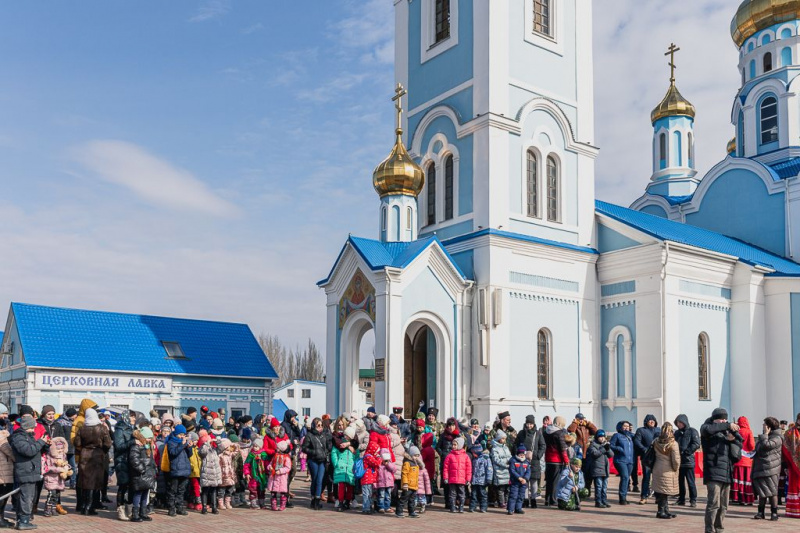 В прощеное воскресенье на Соборной площади города Шахты состоялись народные гуляния, посвященные Масленице