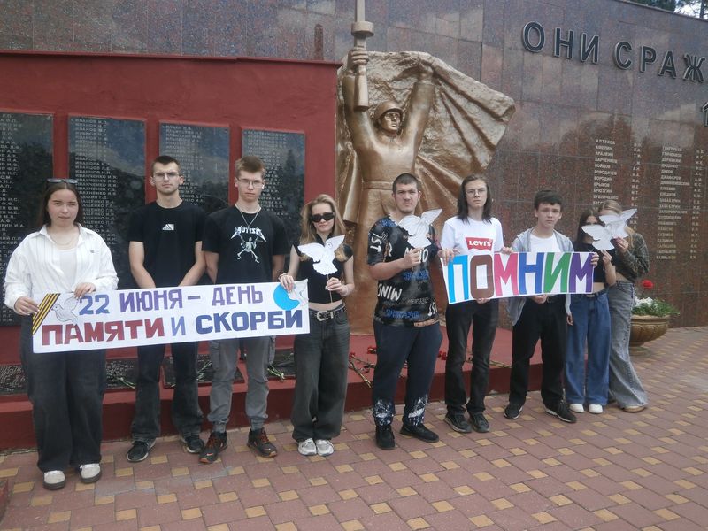 В Донецке прошла акция «Зажги свечу памяти» в День памяти и скорби
