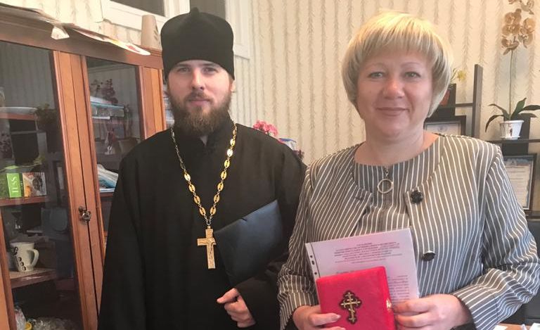 Настоятель храма Архистратига Михаила Новошахтинского благочиния иерей Сергий Сидоров посетил школу №37 г. Новошахтинска