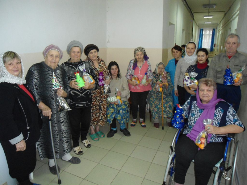Добровольцы «Общины Милосердия» при храме Почаевской иконы Божией Матери г. Каменск-Шахтинский поздравили с Рождеством Христовым пациентов больницы сестринского ухода