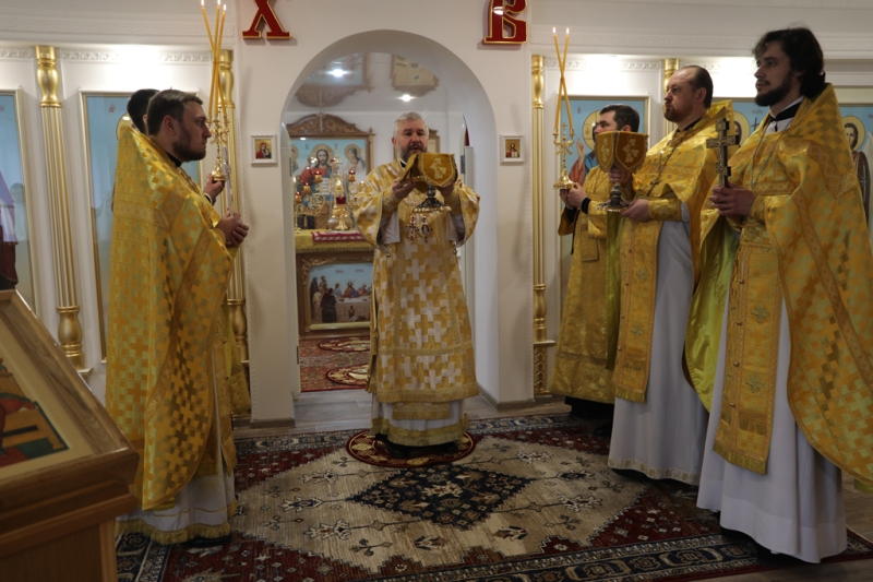 По случаю престольного торжества епископ Шахтинский и Миллеровский Симон совершил Божественную литургию в храме пророка Иоанна Крестителя города Новошахтинска