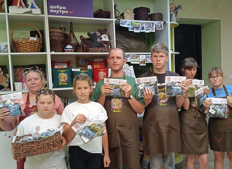 Мастерская детей-инвалидов «Волшебный стежок» передала сестрам милосердия балаклавы