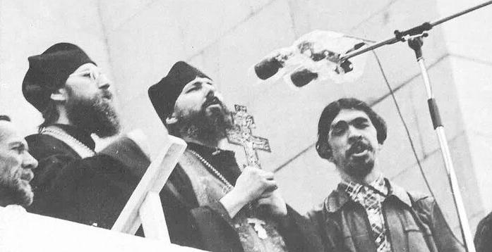 «С БАЛКОНА БЕЛОГО ДОМА Я ПРЕДЛОЖИЛ ОТСЛУЖИТЬ МОЛЕБЕН НОВОМУЧЕНИКАМ»