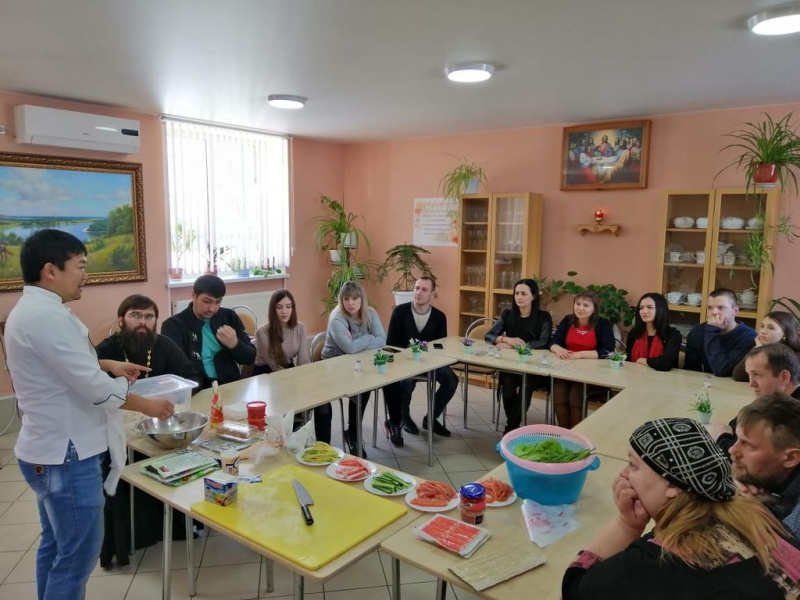 С традициями и особенностями восточной кухни познакомились участники Молодежного совета Шахтинской епархии и молодежь Покровского кафедрального собора г. Шахты