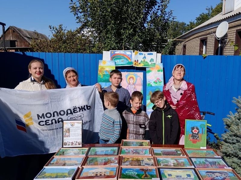 На территории храма Архистратига Михаила поселка Каменоломни прошла выставка рисунков юных художников