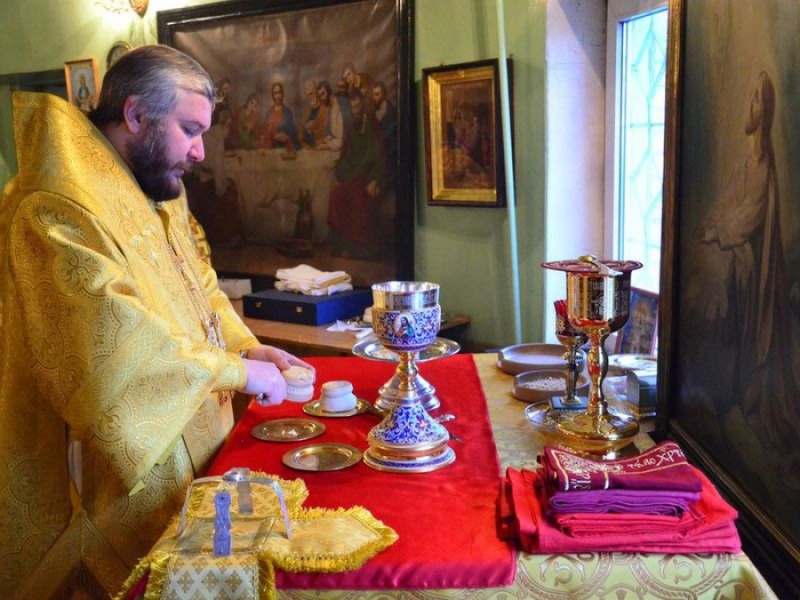 Епископ Шахтинский и Миллеровский Симон возглавил Божественную литургию в храме святителя Николая хутора Гуково
