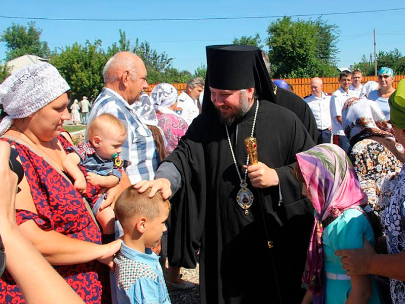 Епископ Шахтинский и Миллеровский Симон в престольный день совершил Божественную литургию в храме преподобного Серафима Саровского хут. Красновка
