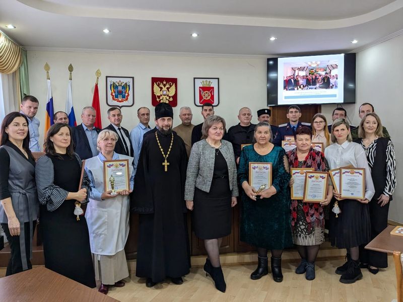 Сестёр милосердия Марфо-Мариинского сестричества и молодёжный семейный клуб «Верность» наградили за активное участие в жизни Октябрьского района