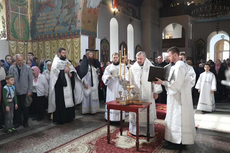 В Великую Субботу и праздник Благовещения Пресвятой Богородицы епископ Симон возглавил вечерню и Божественную литургию Василия Великого в кафедральном соборе г. Шахты