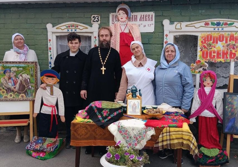 К празднику Покрова Пресвятой Богородицы в храме Архистратига Михаила была организована фотозона и прошла выставка детских художественных работ