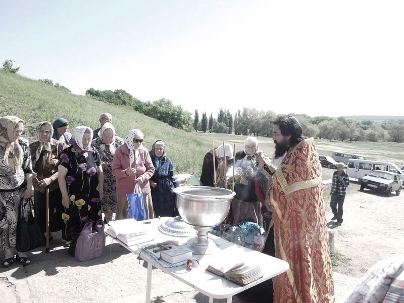 На источнике в честь иконы Божией Матери «Живоносный источник» в слободе Большинка совершили традиционный молебен с водосвятием