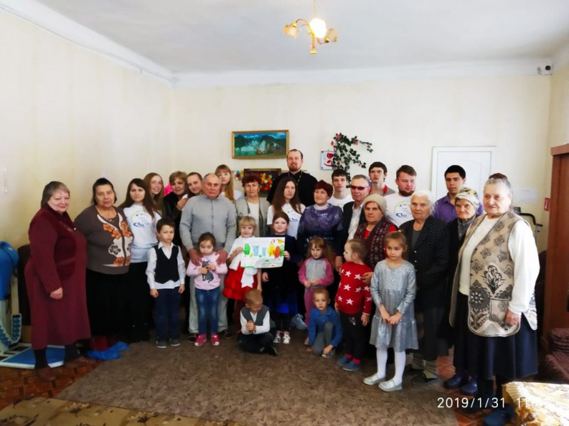 Протоиерей Роман Амплеев и православные добровольцы школы «Дельфин» поздравили ветеранов с Днем города Новошахтинска