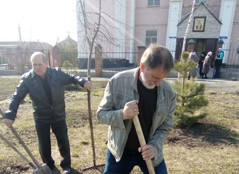 На приходе храма святого Равноапостольного князя Владимира облагораживается прихрамовая территория