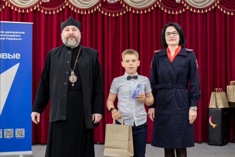 «Патриотизм – это не громкие слова, а конкретные дела – уважение к закону и забота о ближних». Епископ Симон принял участие в торжественном вручении паспортов молодым гражданам России