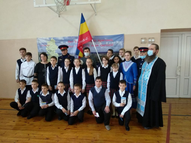 Благочинный приходов Миллеровского округа иерей Роман Калинин принял участие в торжественной церемонии посвящения учащихся в кадеты   