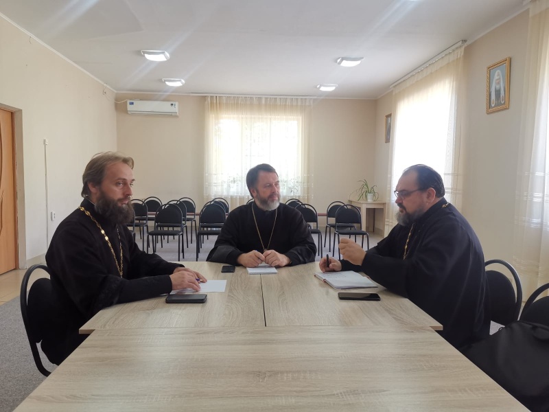 В духовно-просветительском центре при Покровском кафедральном соборе г. Шахты прошло рабочее совещание руководителей епархиальных отделов