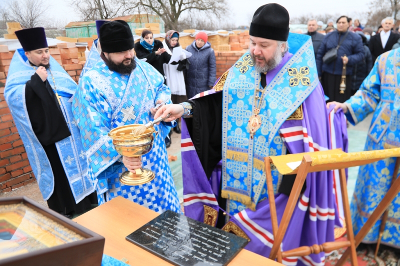 Преосвященнейший епископ Симон совершил чин на основание церкви на месте строительства храма Покрова Пресвятой Богородицы в хуторе Карповка Багаевского района