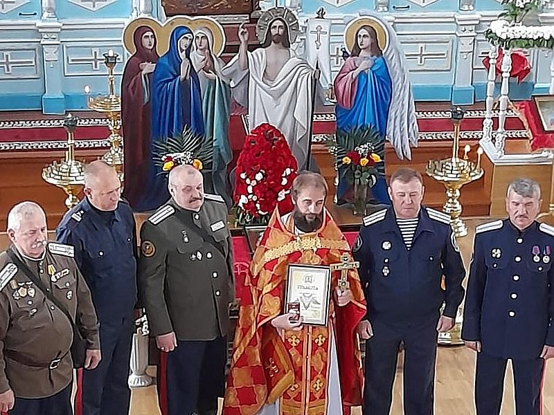 Благочинный приходов Нижнедонского округа награждён знаком «За милосердие и гуманитарную помощь»