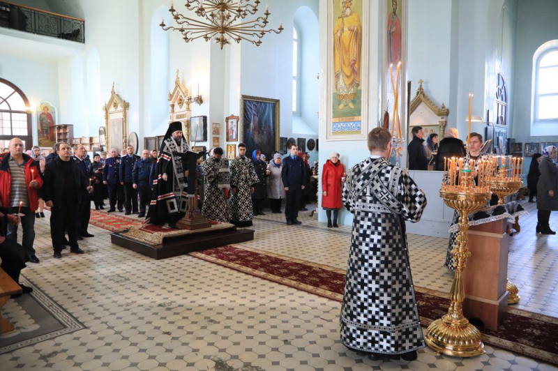 Во вторник первой седмицы Великого поста епископ Шахтинский и Миллеровский Симон совершил великое повечерие с чтением покаянного канона преподобного Андрея Критского в Донецком Успенском архиерейском подворье