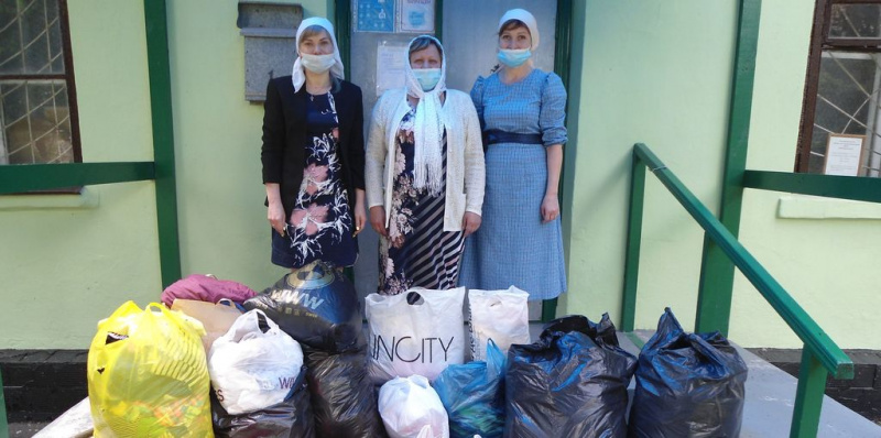 Добровольцы «Общины Милосердия» храма в честь иконы Пресвятой Богородицы Почаевской г. Каменск-Шахтинский передали нуждающимся одежду для детей и взрослых