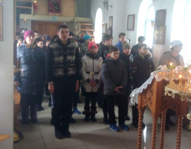 В рамках изучения основ православной культуры в день празднования Сретения Господня учащиеся местной школы хутора Ягодинка посетили Троицкий храм