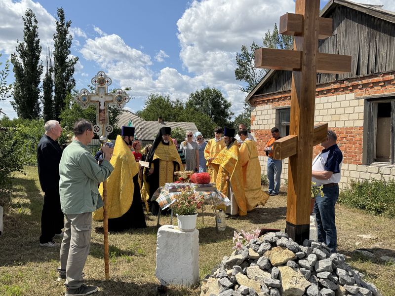 В слободе Терновая Миллеровкого района освятили памятный крест на месте разрушенного храма