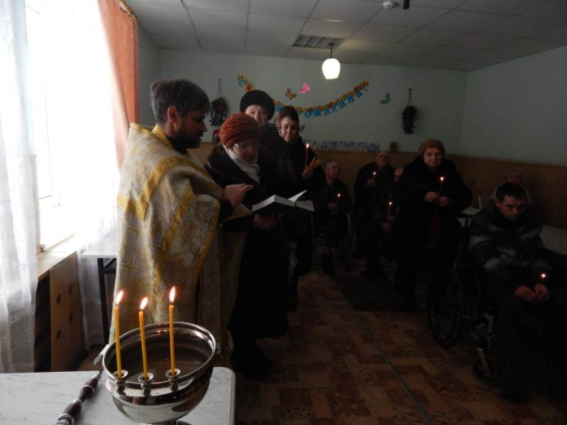 Настоятель храма святого Александра Невского г. Красный Сулин иерей Сергий Столяров в день праздника Крещения Господня посетил дом для престарелых, где совершил водосвятный молебен