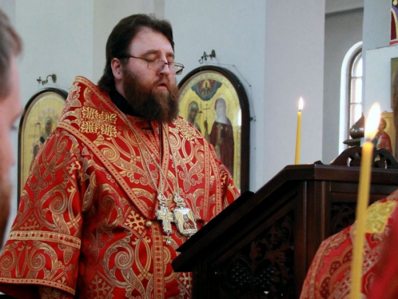 Накануне дня святых жён-мироносиц владыка Игнатий совершил всенощное бдение в Покровском кафедральном соборе г. шахты