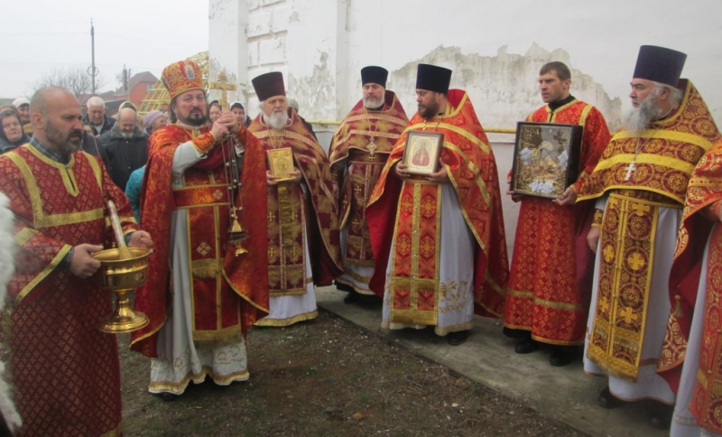 В день памяти святой великомученицы Варвары в Одигитриевском храме станицы Заплавской Нижнедонского благочиния состоялось соборное богослужение духовенства Донской митрополии
