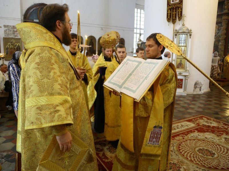 Правящий архиерей епископ Игнатий накануне праздника явления иконы Пресвятой Богородицы во граде Казани совершил всенощное бдение в Успенском кафедральном соборе Рязанского кремля