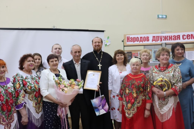 Протоиерей Роман Амплеев принял участие в мероприятии, посвященном Дню семьи, любви и верности в Центральной городской библиотеке г. Новошахтинска