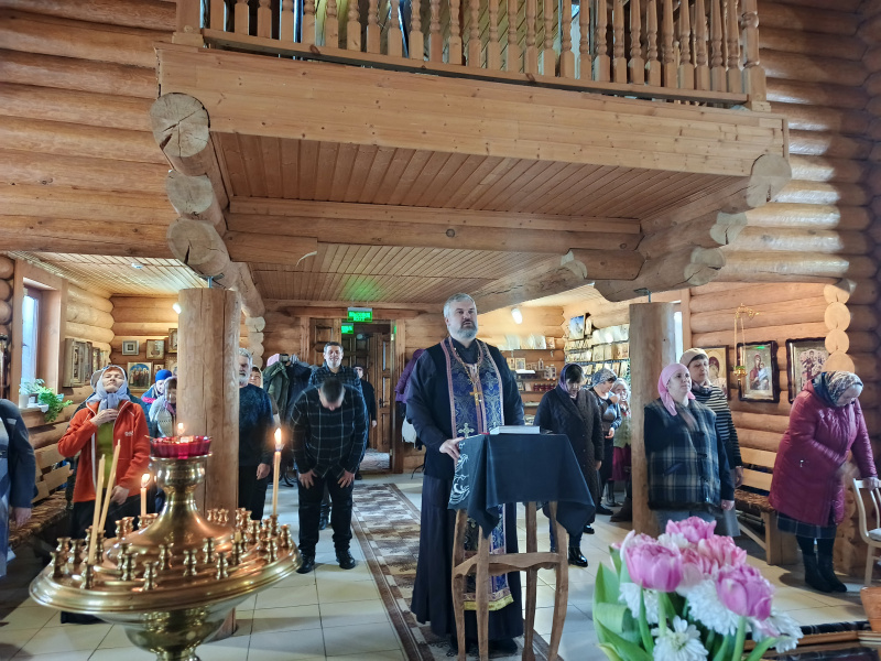 В храме апостола Андрея Первозванного г.Каменска продолжается чтение Псалтири в Великий пост