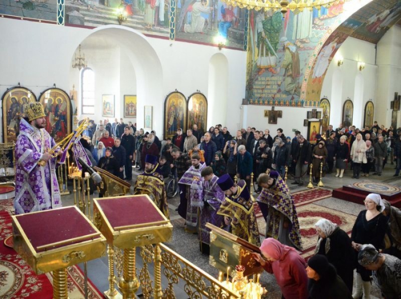 Епископ Шахтинский и Миллеровский Симон возглавил Божественную литургию в Покровском кафедральном соборе