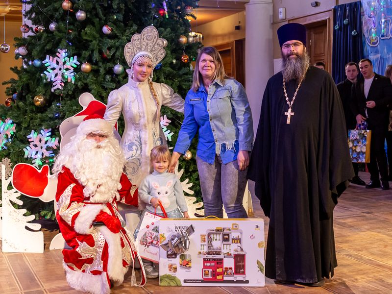 Благочинный Александровск-Грушевского округа принял участие во Всероссийской акции «Елка желаний»